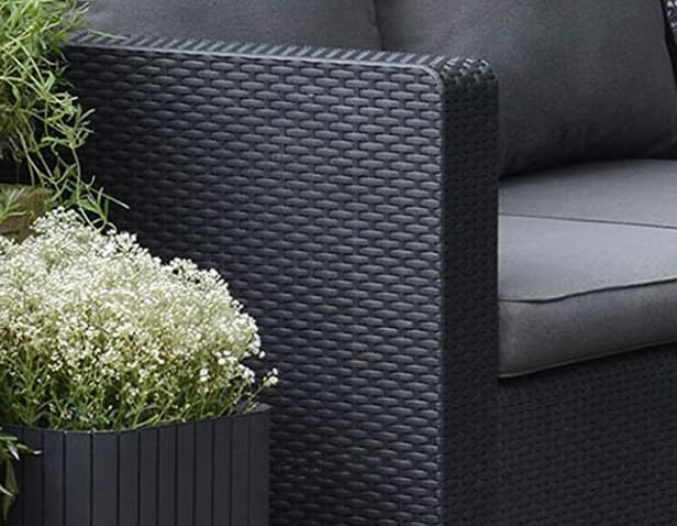 В основе мебели — прочный погодостойкий пластик