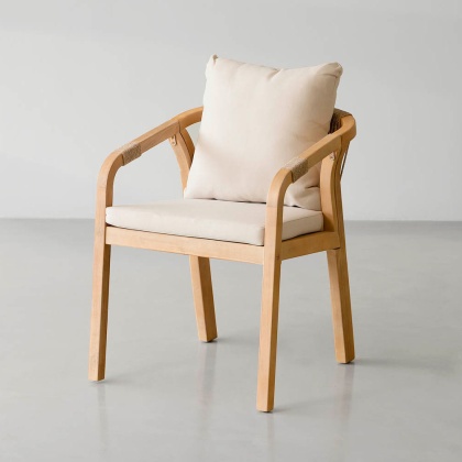 Кресло деревянное с подушками Rimini